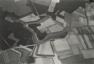 Een luchtfoto uit 1935 toont Fort de Rovere inclusief voorliggende verdedigingswerken en droge grachten