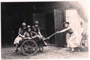 Welpenleiding Kizitogroep tijdens zomerkamp, 1950