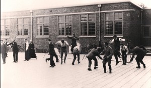 Eerste leiderscursus op plein van Moller-lyceum, 1930