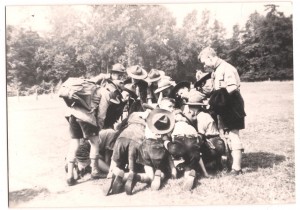 Kaartlezen van de verkenners van de Kizitogroep tijdens zomerkamp, 1955