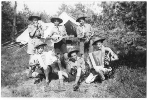 Musicerende verkenners van de St. Jorisgroep op kamp, 1955
