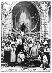 Voortrekkers en leiding St. Tarcisiusgroep als helpers bij bedevaart Lourdes, 1957
