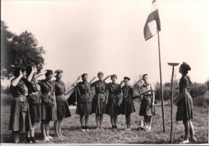 Opening van de dag tijdens zomerkamp gidsen Bernadettegroep, 1960