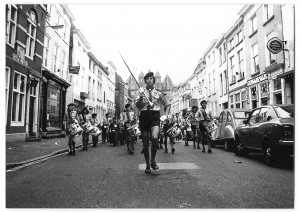 Kizito-drumband in de Lievevrouwestraat, 1973