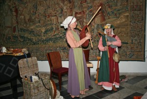 Wronghel en Wei verwelkomde de bezoekers met middeleeuwse muziek en gebruikten daarbij authentiek replica’s van middeleeuwse instrumenten