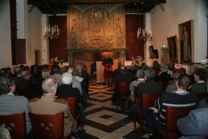 Hans Siebelink in zijn rol als Jan Yperman, Chirurgijn uit het 13e eeuwse Ieper geeft een college humorenleer voor een volle Hofzaal