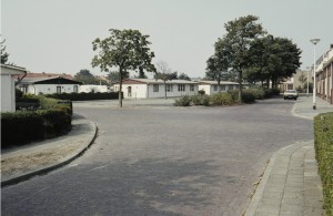 Maycretewoningen aan Heinsiusstraat bezien vanuit v.d. Spieghelstraat; 1983