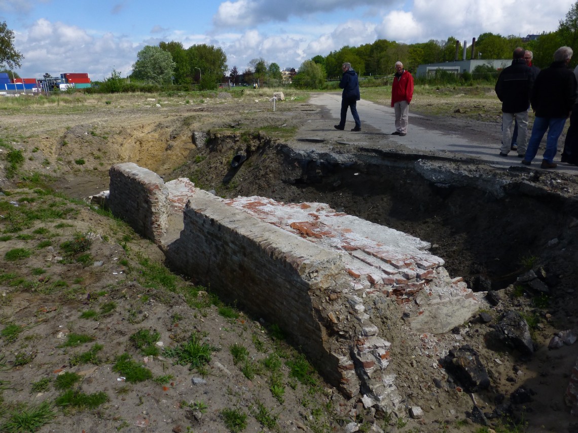 Een stukje van de Tenaille van Dun dat aan de noordzijde van de haventoegang lag