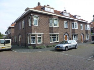 De 'kouw-erpel-buurt' kenmerkt zich door fraaie architectuur. Let op de ronde bovendorpels van de voordeuren, en zelfs in het tuinpoortje. Hiwer hoek Faurestraat - Paulus Bakxstraat.