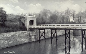 Ravelijn op den Zoom met de drie jaar eerder aangebrachte brug. De wal was in 1935 aanzienlijk minder begroeid dan thans.