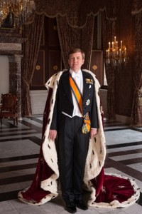 Koning Willem Alexander met koningsmantel