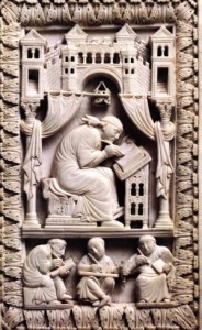 Ivoren boekomslag uit het Kunsthistorisch Museum in Wenen (9de eeuw): Gregorius krijgt de muziek ingefluisterd door de Heilige Geest 