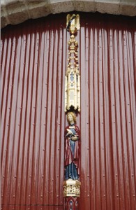Bij de oplevering van het gerestaureerde Markiezenhof bood Korneel Slootmans de deurnaald aan. die werd gemaakt door G Kemperman. Afgebeeld is de evangelist Johannes, de patroon van Heer Jan en zijn zoon. 