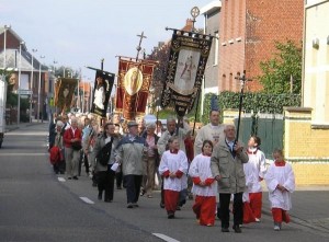 De Begankenis trekt vanuit Ossendrecht te voet naar Berendrecht in Belgie