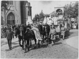 Een van de praalwagens die tijdens de markiezaatsfeesten in 1938 door de stad trokken. Hier in de Stationsstraat hoek Bredasestraat