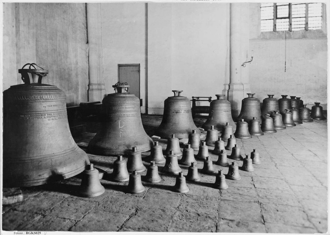 Het carillon dat in 1938 nieuw werd geplaatst. Slootmans wist het uit Duitse handen te redden door 'aan te tonen' dat het een middeleeuws carillon betrof (let op de opgegoten teksten op de grootste klokken). In 1944 is het alsnog door oorlogsgeweld vernield.