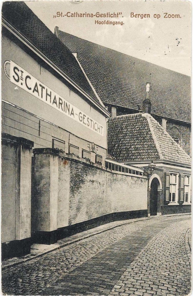 De hoofdingang van het Catharinagesticht in de Geweldigerstraat anno 1918. DE plek waar zuster de Bie begon
