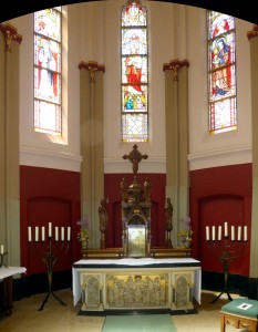 Het gerestaureerde priesterkoor met het houtgesneden altaar, waarvan het retabel is verwijderd