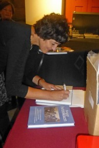 Ineke van Broekhoven werd verlegen van het verzoek van uw verslaggever om het boek te signeren.