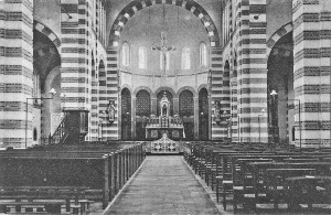 Deze opname uit 1913 toont een wat kaal interieur zonder de beschildering van het priesterkoor. Het afsluithek tussen de communiebanken is hier goed te zien, evenals de stoelen aan de rechterzijde die toen nog werden gebruikt.