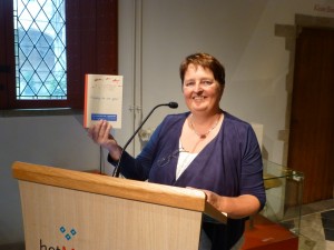 Els Baarends toont het boekje dat op veel Bergse boekenplanken zal verschijnen