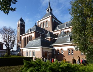 De vele daken op het kerkgebouw maken ook de buitenzijde tot een markant gebouw in het dorpshart