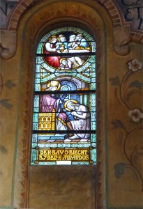 Een van de zeven glas-in-lood panelen op het priesterkoor, waarin de zeven sacramenten zijn verzinnebeeld