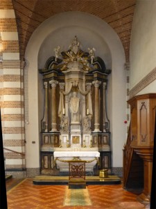 Het Quirinusaltaar stond eerder in de Martinuskerk en is anders dan verwacht, geheel van fraai beschilderd hout
