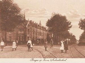 een prentbriefkaart uit 1912 met links naast de Ambachtschool het woonhuis van de familie Huismans op de hoek van de 'Zoomweg'