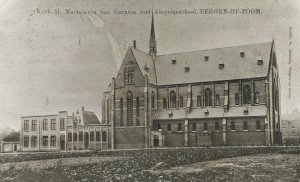 Deze foto uit 1910 toont de Martelarenkerk zonder toren(s)