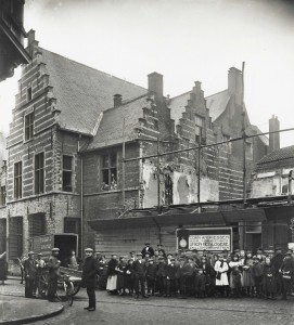 In 1918 zijn de bouwwerkzaamheden voor Het Reepken volop gaande. Door de opening in de schutting is de zijdeur op de begane grond al zichtbaar