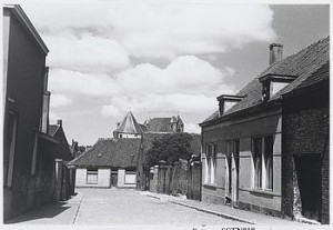 De Stoelematstraat gefotografeerd in 1950 is wonderlijk genoeg wat uit het geheugen weggezakt. Wonderlijk, omdat de woning rechts nu aan de Westersingel staan.