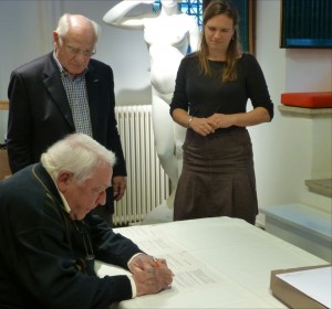 Piet Beckers tekent de overdrachtspapieren onder toeziend oog van Cees Boerhout (SIEB) en Mireille Franken (MHC)