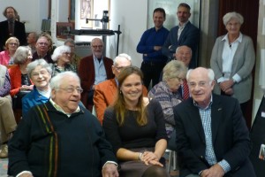 De drie betrokken partijen na gedane zaken voldaan bijeen. Op de achtergrond (achter Cees Boerhout) kijkt Jan Kriele lachend toe 