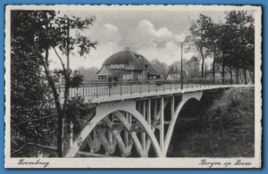 De brug aan de Van Overstratenlaan is na WO II niet meer teruggebouwd. Op de achtergrond staat nog immer bestaande villa de Rietvink