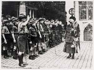 Scouts zingen Koningin Wilhelmina toe vóór het stadhuis in Bergen op Zoom