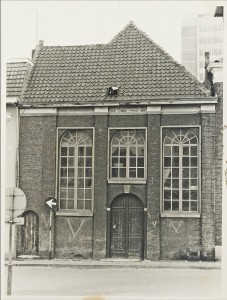 De synagoge was in de tweede wereldoorlog beklad met (Duitse) V tekens die er blijkens deze foto in 1970 nog op stonden. Merk op dat onder de goot de Hebreeuwse tekst van de synagoge nog aanwezig is. 