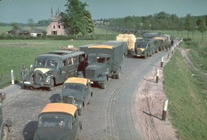 Het Duitse leger maakte bij de invasie gebruik van allerlei materieel. De oranje-gele doeken op de daken waren om de eigen voertuigen van de andere te onderscheiden voor jachtvliegtuigen