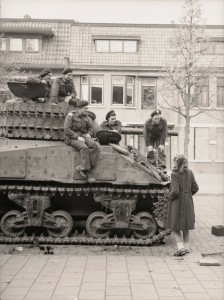 De bemanning op een Canadese tank trekt in de Roocklaan de aandacht van een Bergse schone. Of andersom?