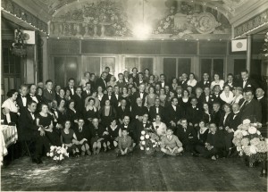 Een foto uit 1932 ter gelegenheid van het 100 jarig bestaan van de synagoge. Deze foto heeft de oorlog slechts kunnen overleven omdat hij achter een wand was verborgen