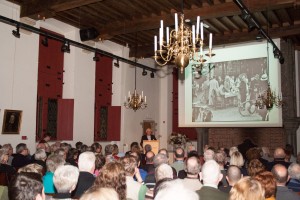 Een volle zaal beluisterde het verhaal van Jan van Oudheusden dat de afbeeldingen begeleidde