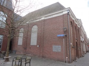 Het pleintje naast de synagoge werd dank zij stadsgids Rinus Franken tot Mozes de Hesplein gedoopt