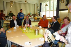 Nog even napraten. De jongste deelnemer heeft nog heel veel tijd om de geschiedenis van de stad te doorvorsen