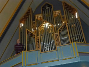 Hans Smout geeft uitleg over het orgel, en bespeelt het ook. Hij toont hoe de ster middenboven gaat draaien bij hele hoge tonen