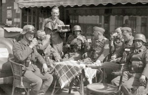 Duitse soldaten genieten van een biertje in een verlaten Breda