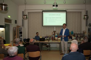 Peter de Kok met zijn broer achter de tafel presenteert de documentaire zowel inhoudelijk als hetgeen zij meemaakten tijdens de opnamen