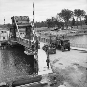 Pegasus Bridge. De Bénouville brug kreeg de naam Pegasus, als eerbetoon aan de Britse luchtlandingstroepen die het vliegende paard Pegasus als schouderembleem voerden.