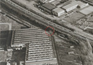 Op deze luchtfoto (1973) is in de rode cirkel de betonbalk over de spoorsloot zichtbaar (klik om te vergroten)