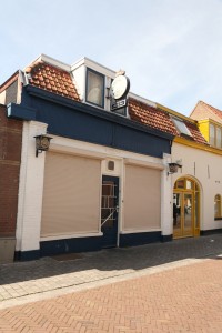 De roemruchte Ahoy bar is er nog wel, maar doet niet meer mee. Rechts er naast was ooit een bier- en lmonadebottelarij