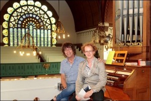 Sander Wassing (r) en Simon Stelling bij een gezamenlijk orgel en poëzieproect "Muzikale Tijdsmo(nu)menten" tijdens de Open Monnumenten dagen 2012